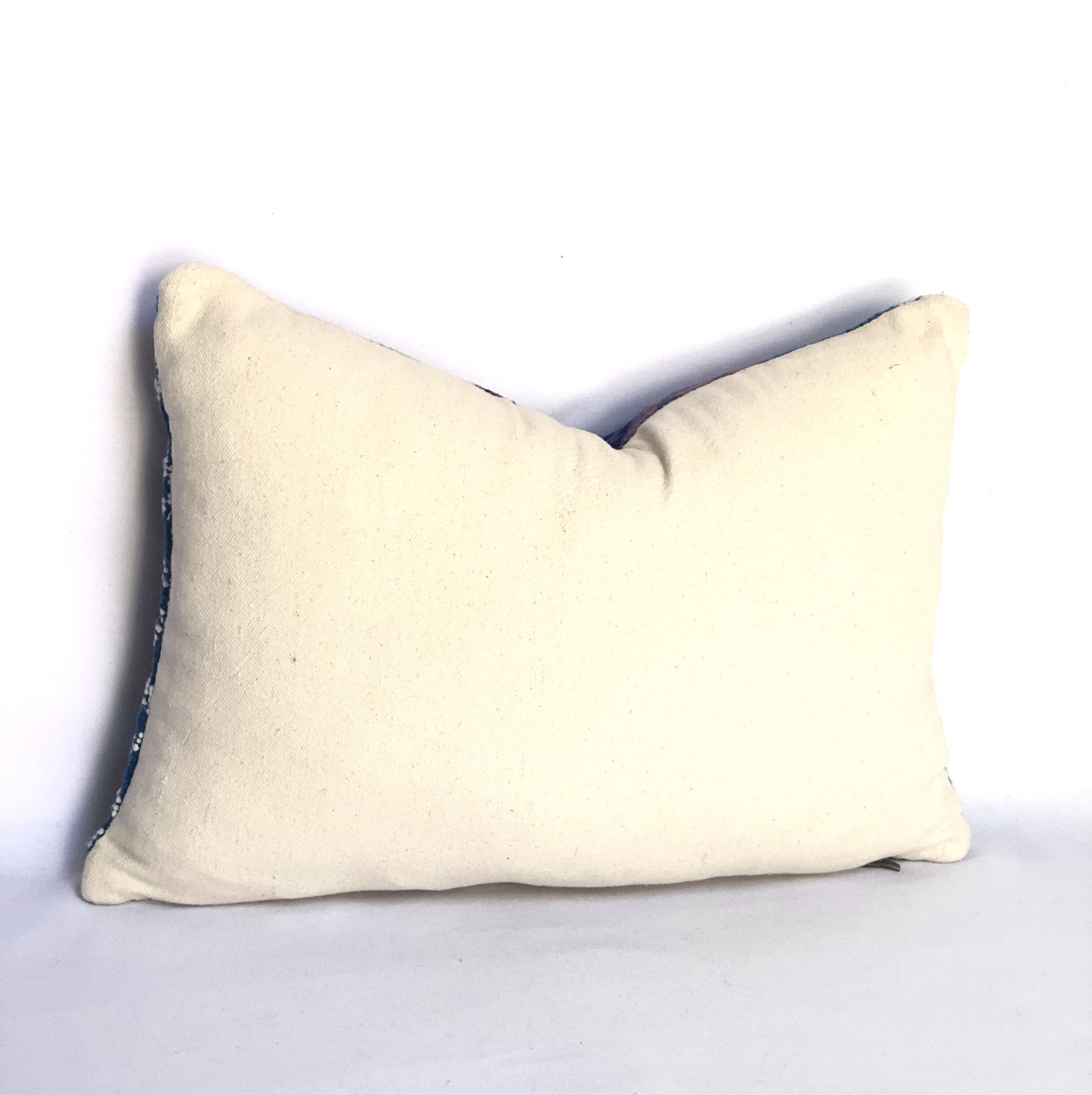 woven velvet cushion, very lively thanks to its bright colours.