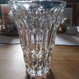 Ancien vase en verre moulé pressé