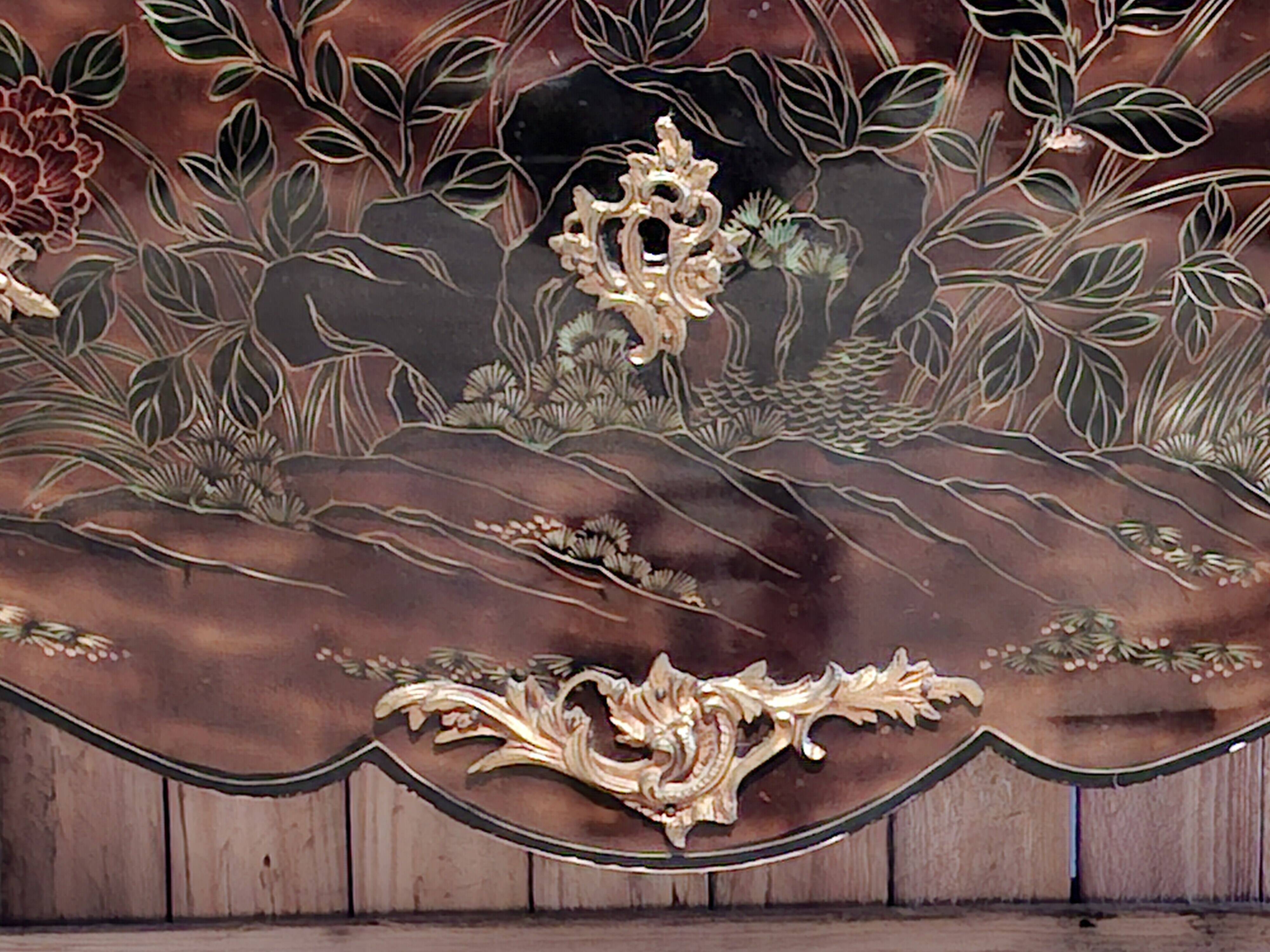 Commode sauteuse galbée en laque à décor Chinois époque début XXeme (om)