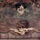 Commode sauteuse galbée en laque à décor Chinois époque début XXeme (om)