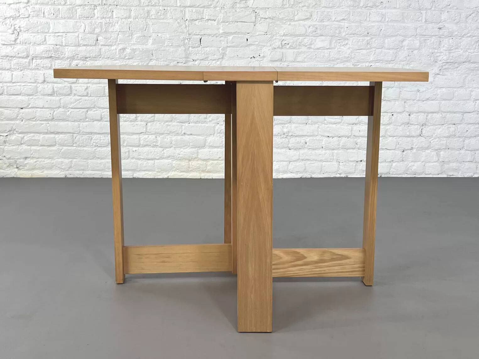 Folding and modular dining table