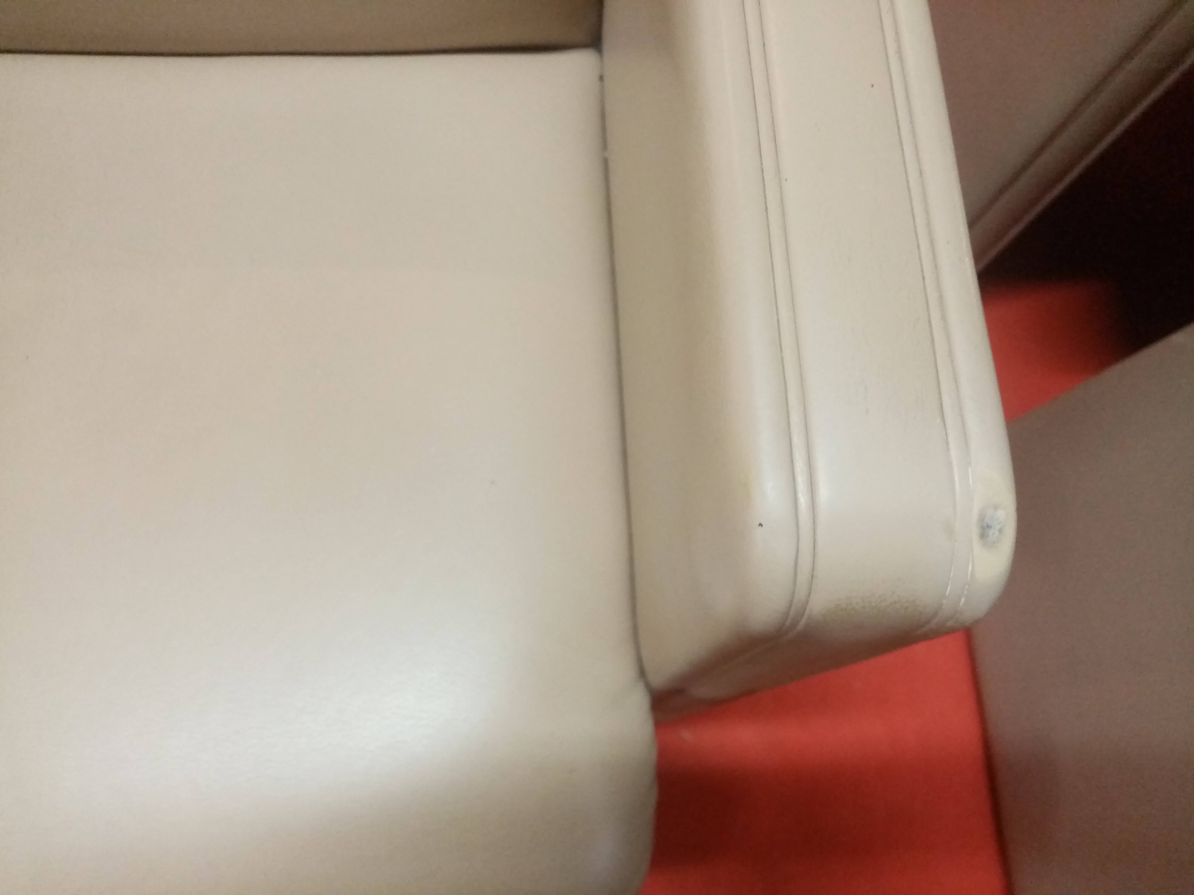 SUPERB PAIR OF POLTRONA FRAU LEATHER ARMCHAIRS MODEL THF CREAM COLOR