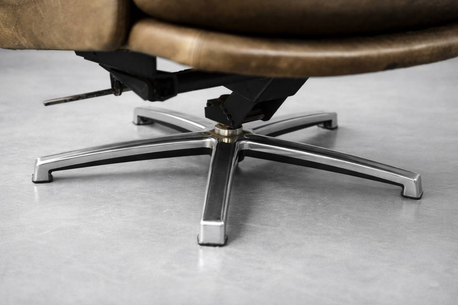 Vintage Mid-Century German Modern Leather Lounge Swivel Chair, 1960s