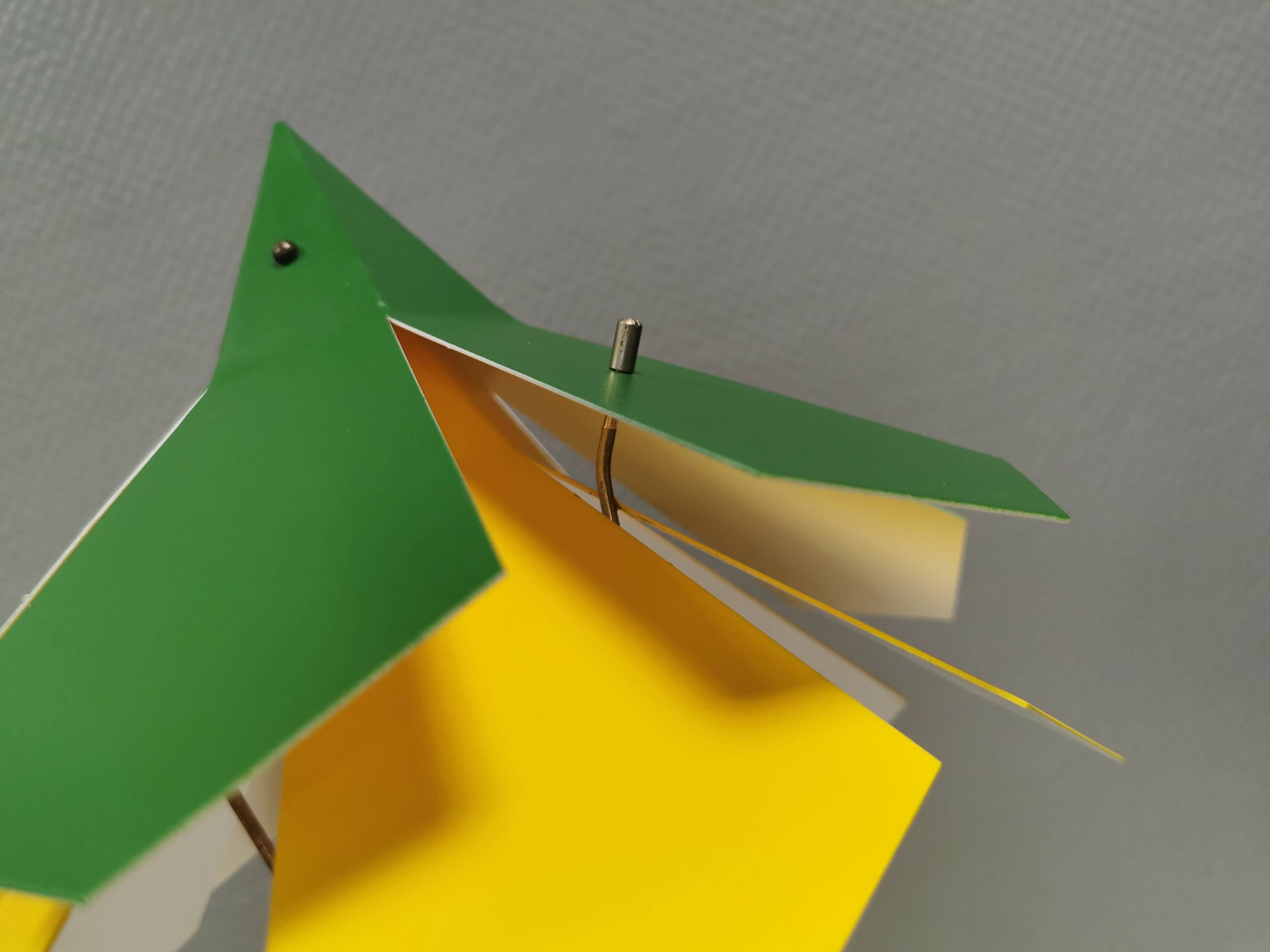 Lampe de table en laiton et métal, fabriquée à partir de pièces de design recyclées.