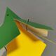 Lampe de table en laiton et métal, fabriquée à partir de pièces de design recyclées.