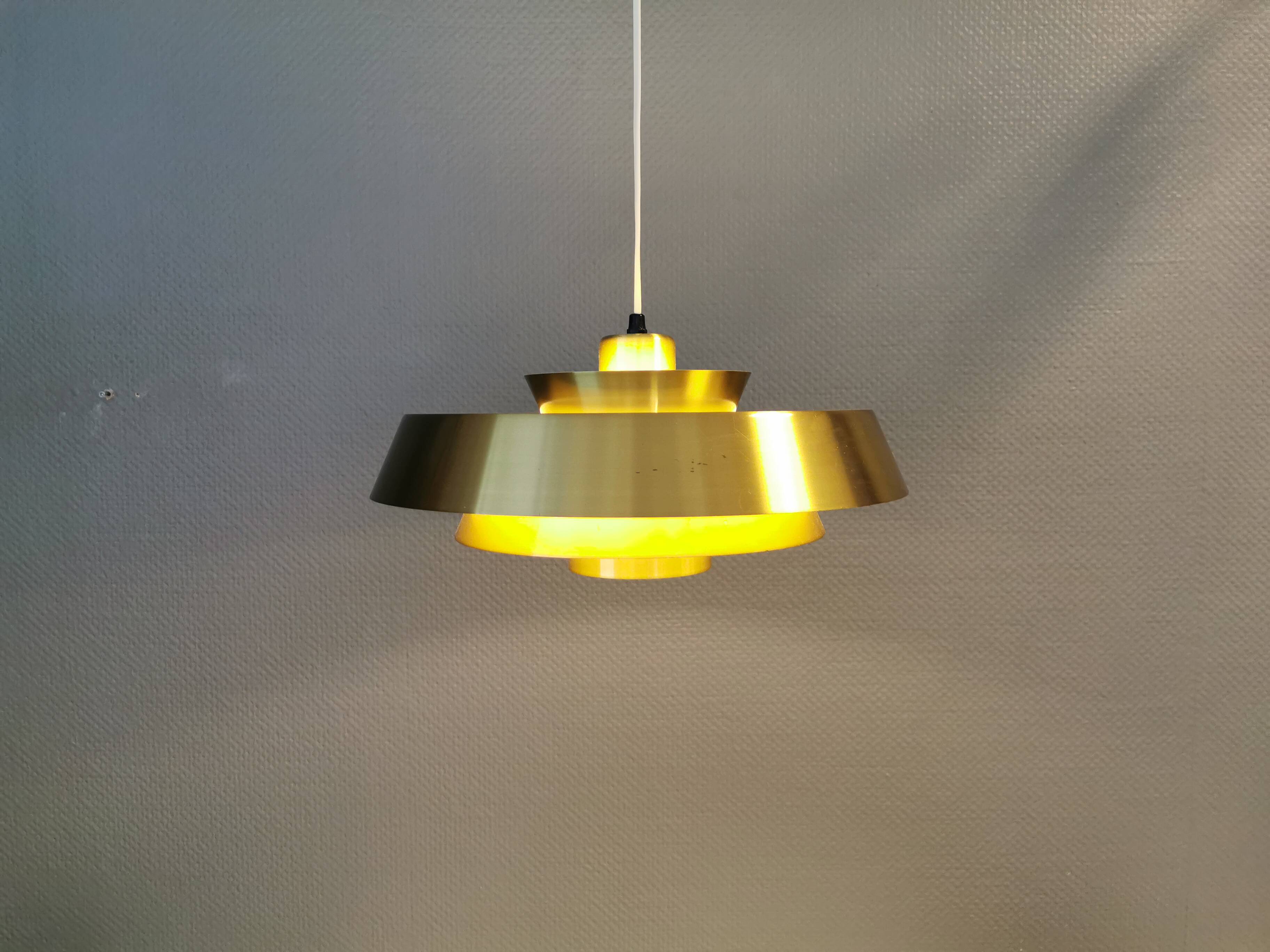 Une lampe suspendue danoise en laiton massif du milieu du siècle par Jo Hammerborg pour Fog & Mørup.