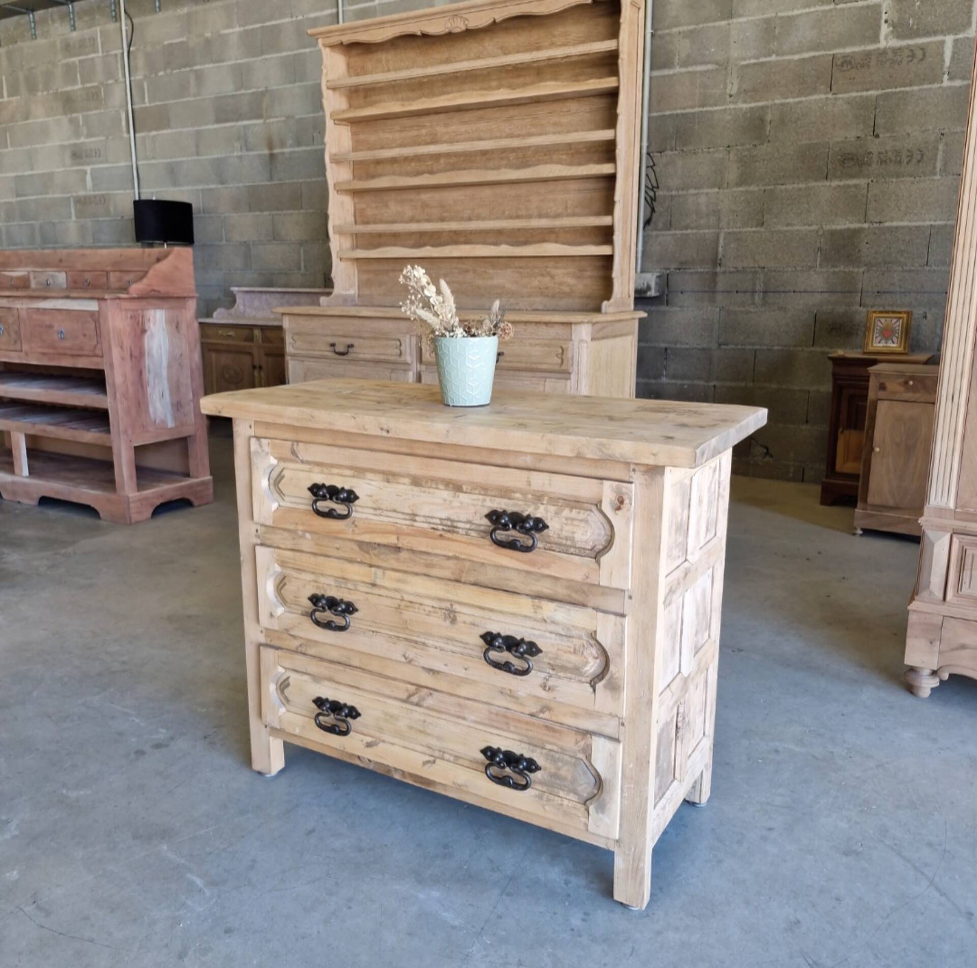 Commode ancienne en bois massif – rénovée
