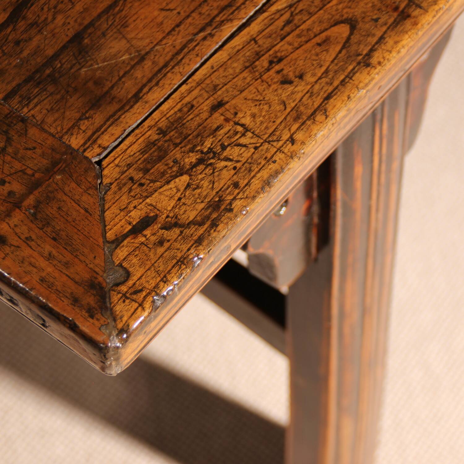 Ensemble de banc, tabouret et table basse 'Wabi Sabi' primitif en chêne massif.