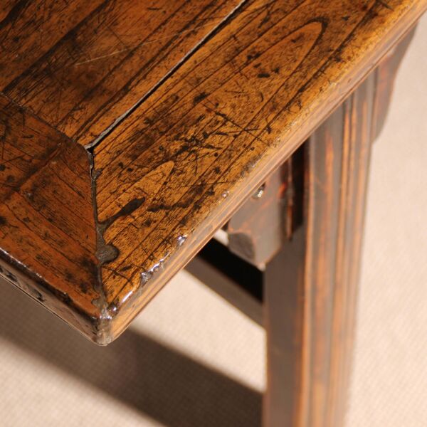Ensemble de banc, tabouret et table basse 'Wabi Sabi' primitif en chêne massif.