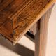 Ensemble de banc, tabouret et table basse 'Wabi Sabi' primitif en chêne massif.
