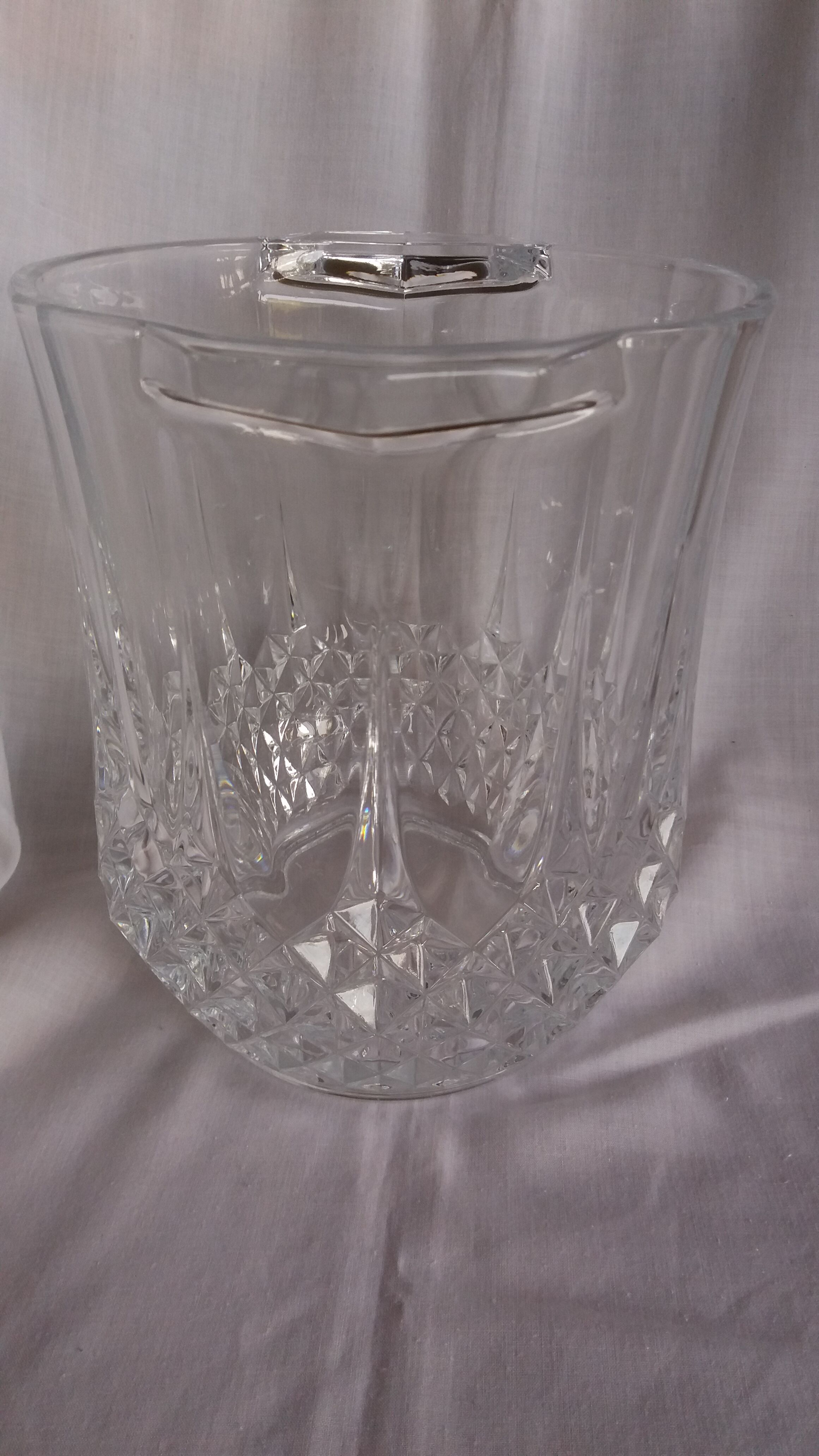 Pineapple-shaped glass bottle cooler with facets