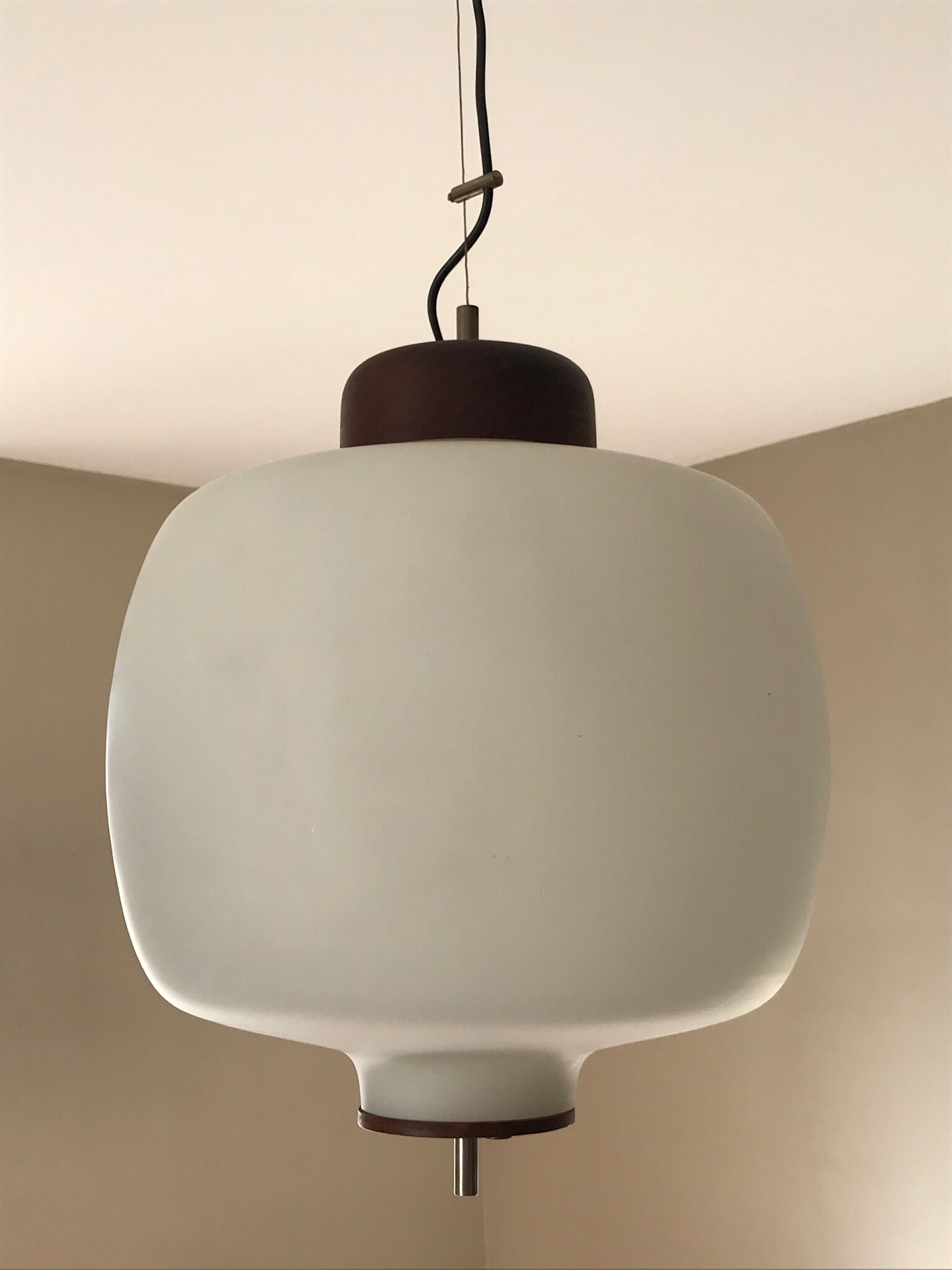 Suspension opaline et teck des années 60
