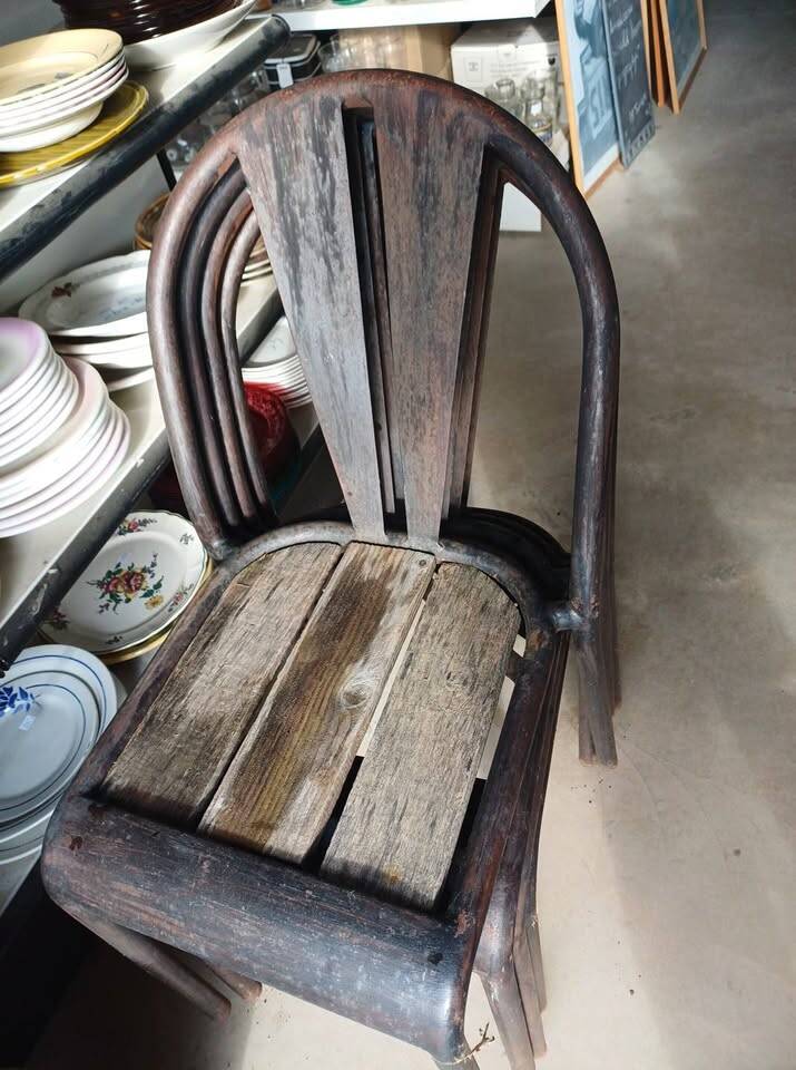 Lot de chaises bistrot vintages empilables