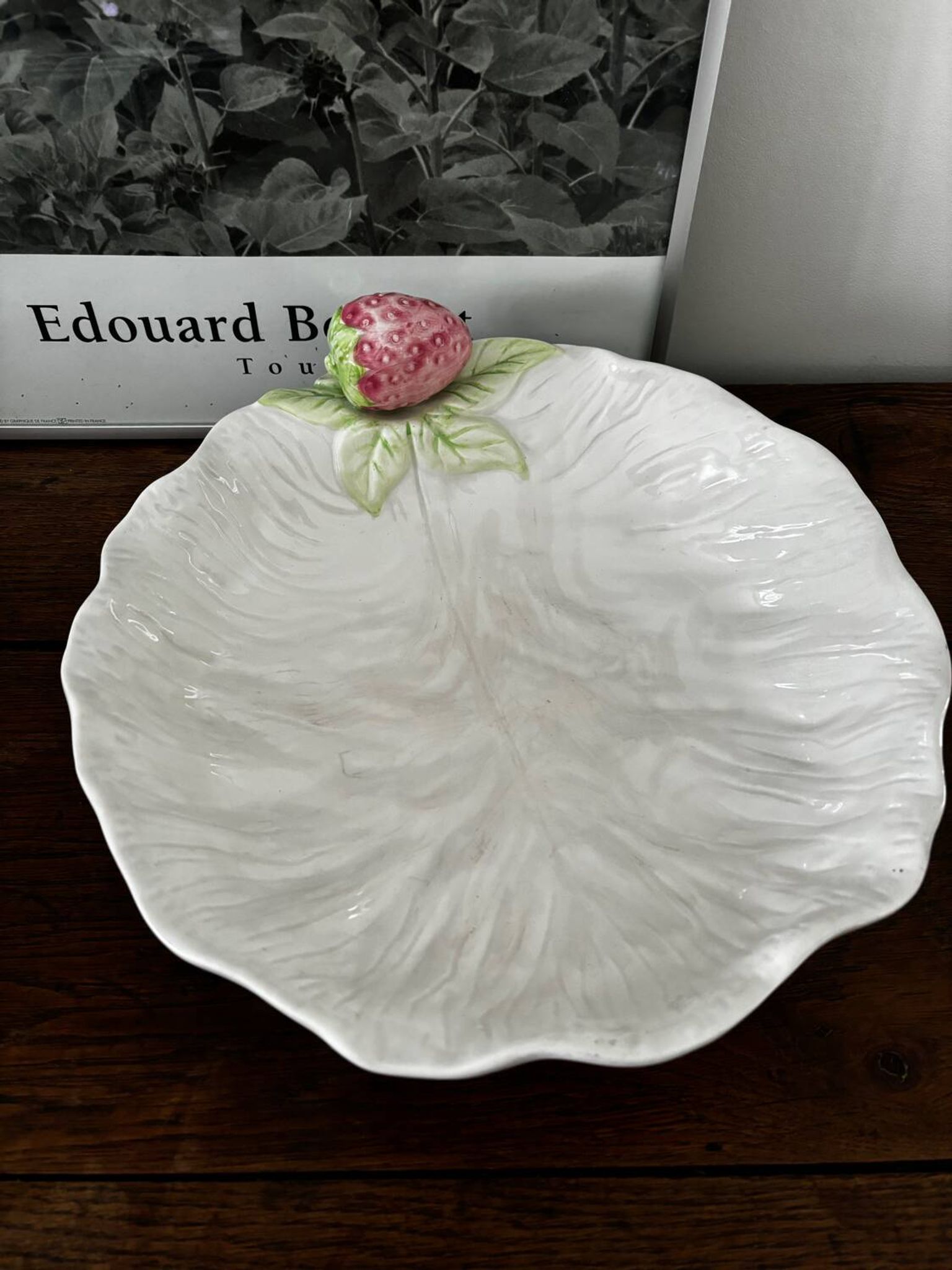 Vintage hollow dish and its 6 strawberry slip bowls