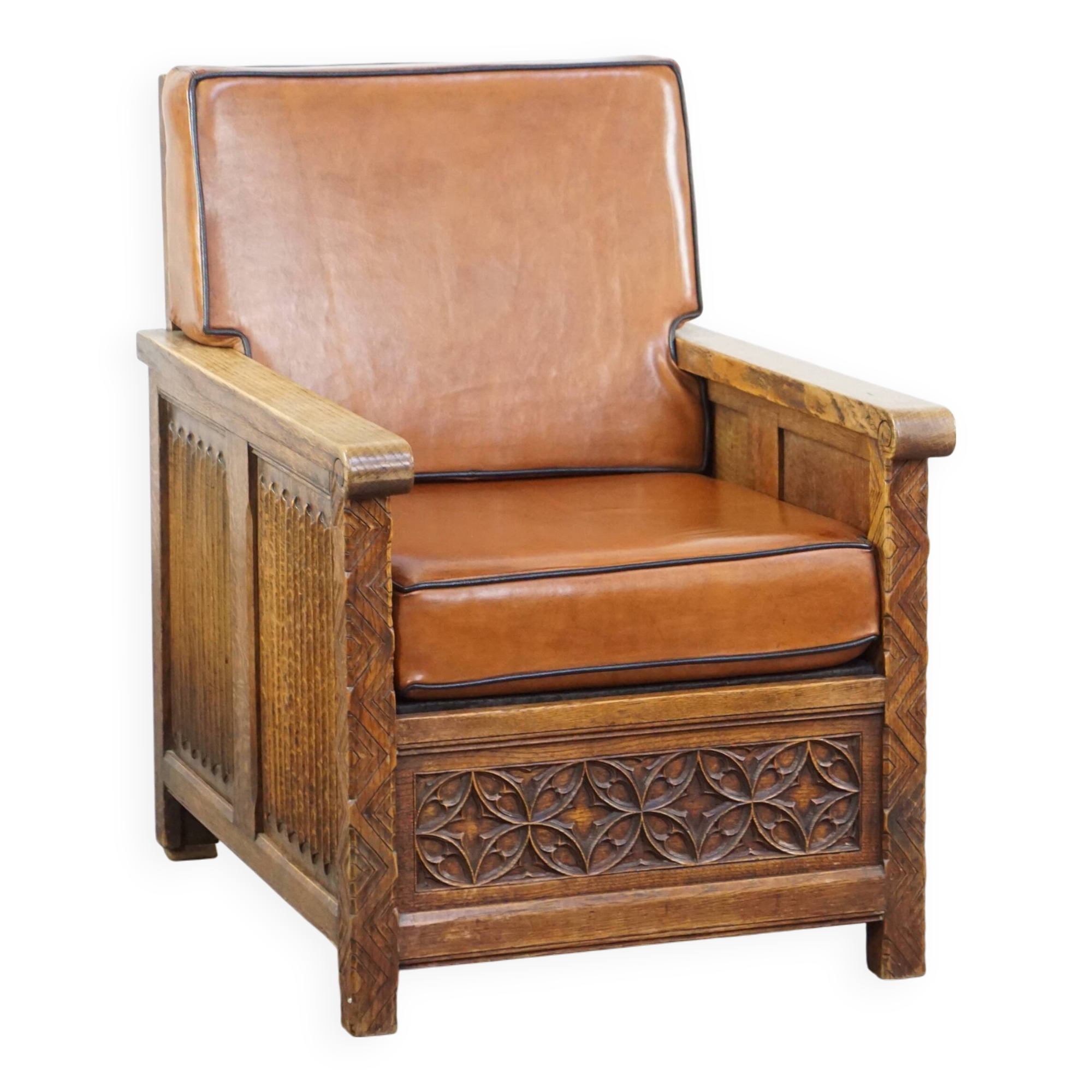 Fauteuil ancien en peau de mouton retapissée