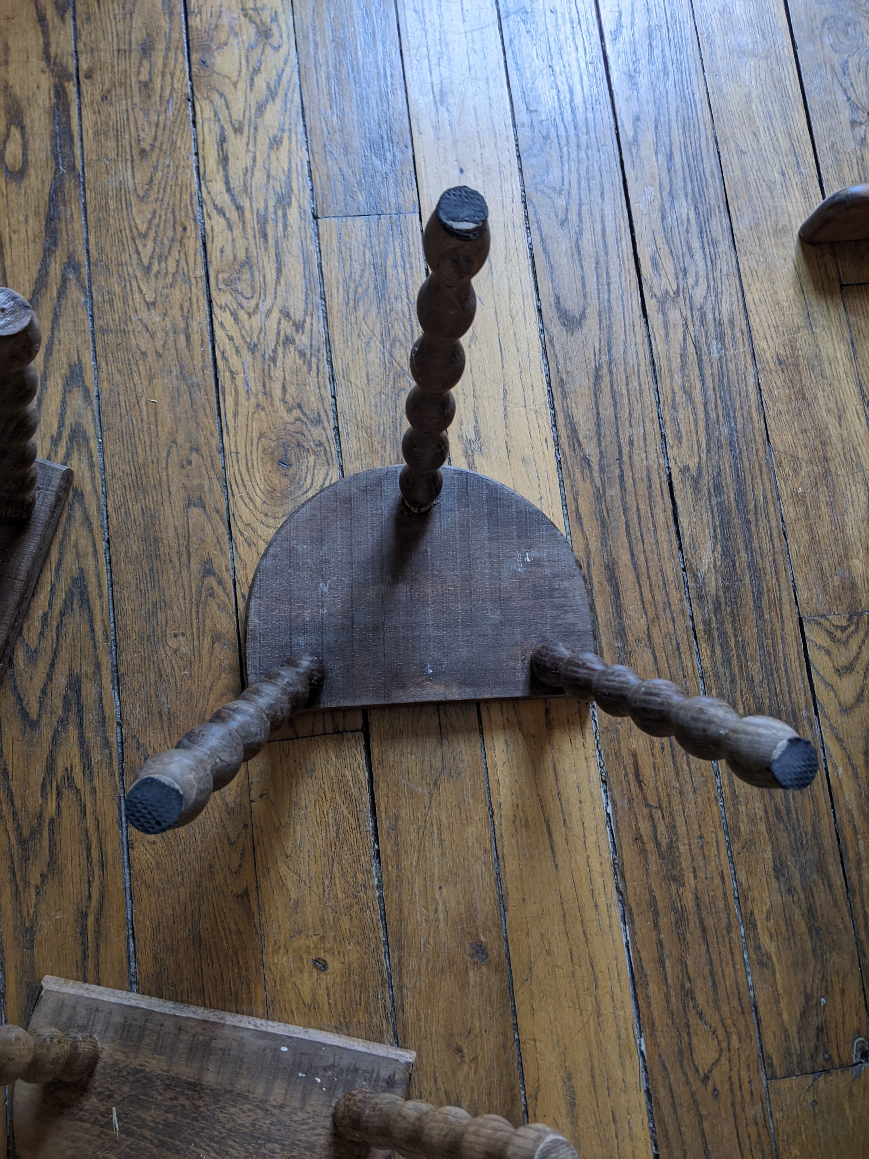 Lot de 3 tabourets tripodes en bois tourné