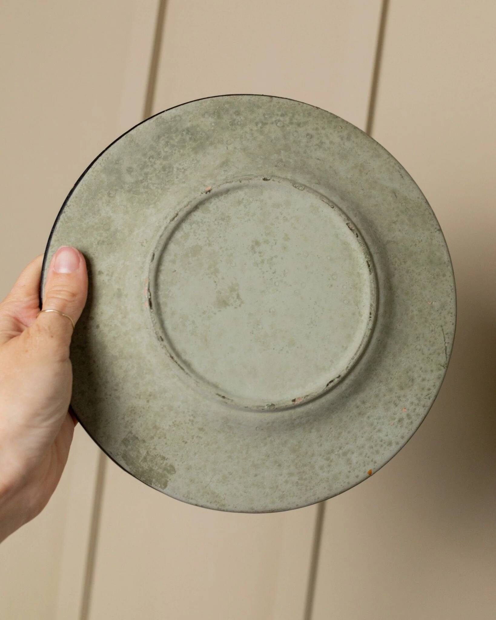 Black ceramic plate with beige geometric relief - 1970s Italian mid-century design