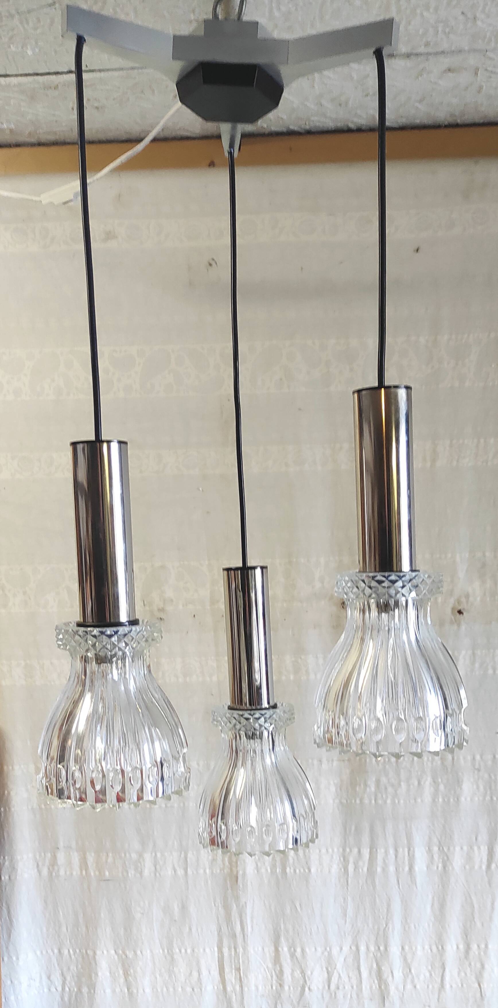 Suspension cascade 3 lights in chrome metal and crystal - mid 20th century.
