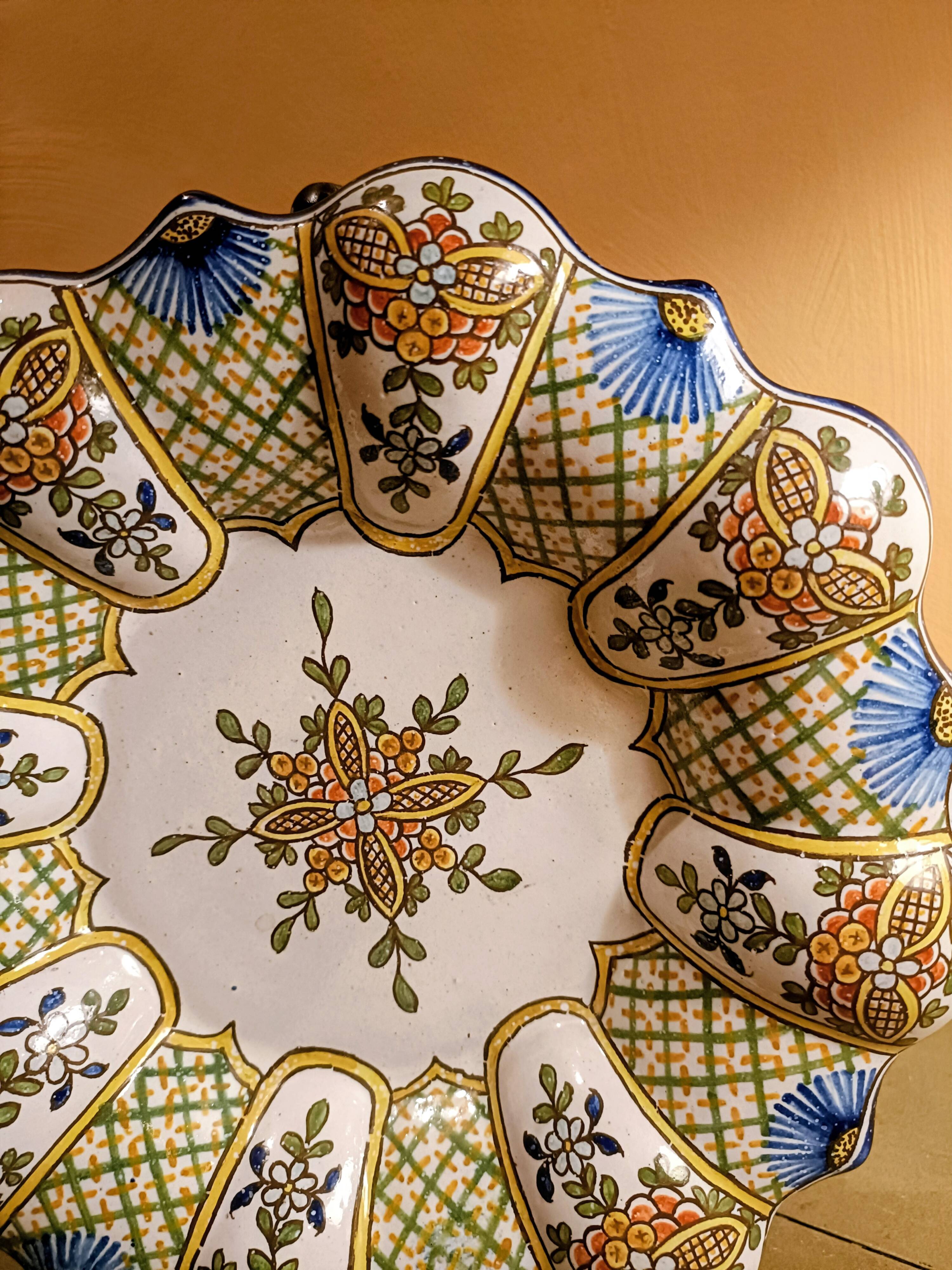 Assiette polylobée faïence de Nevers Antoine Montagnon