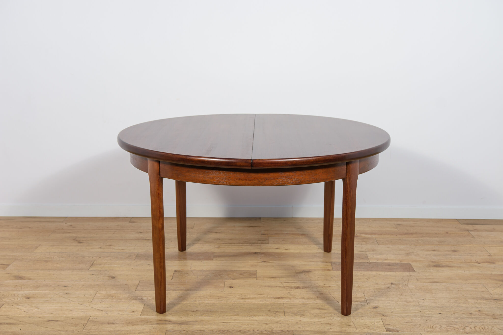 Mid-Century Round Extendable Dining Table, United Kingdom, 1960s.