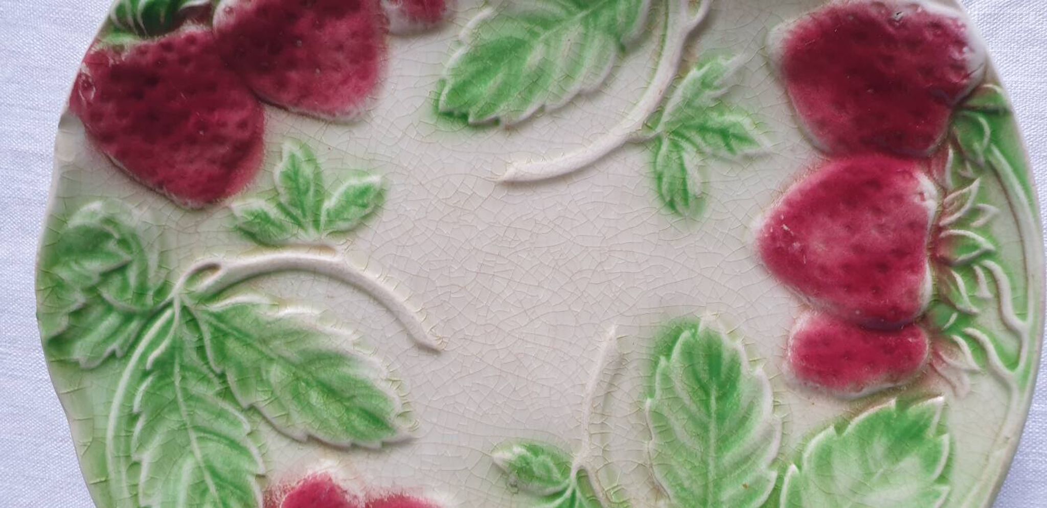 Six assiettes en barbotine décor fraises