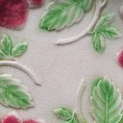 Six assiettes en barbotine décor fraises