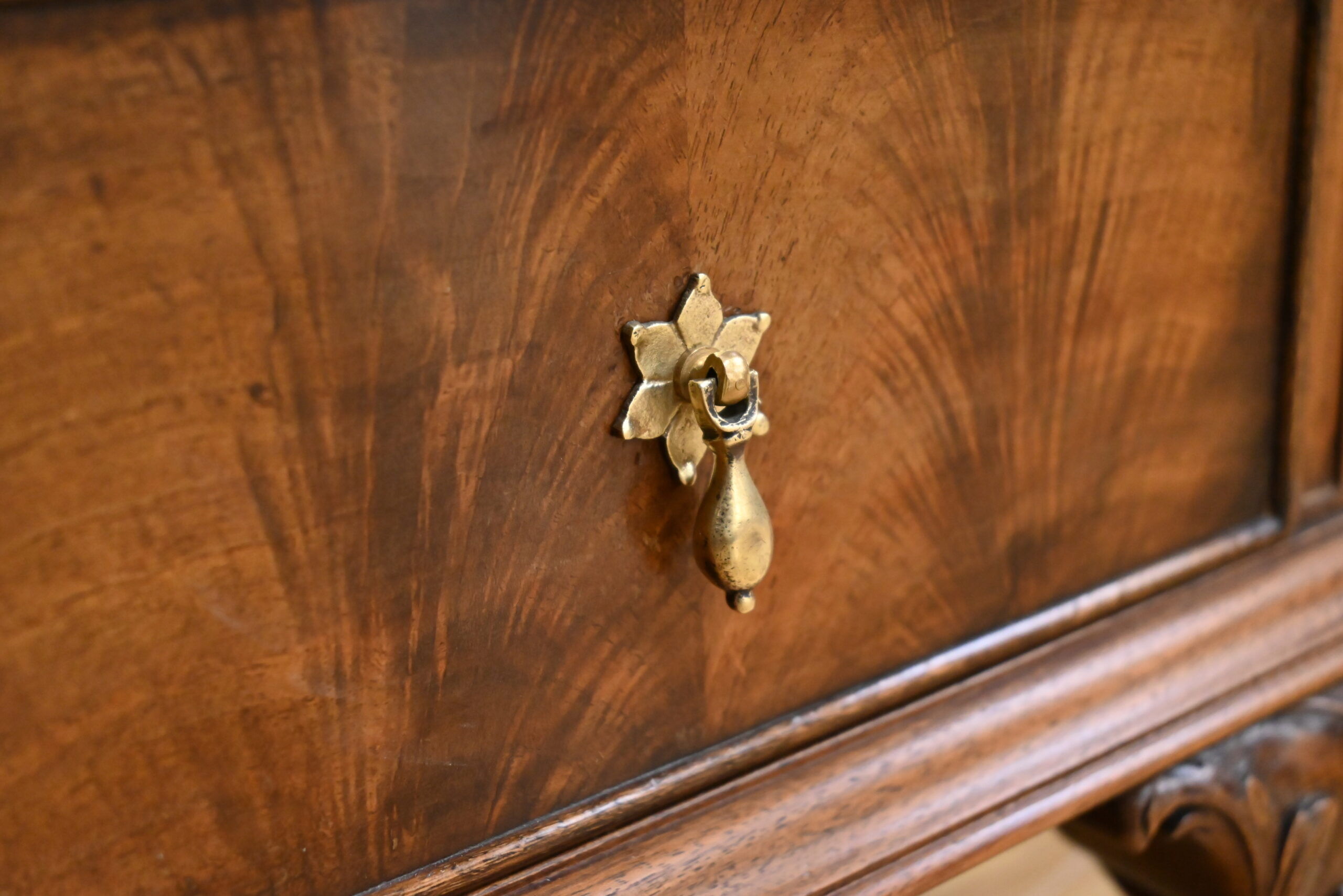 Walnut dressing table, Chippendale style, England – 1930
