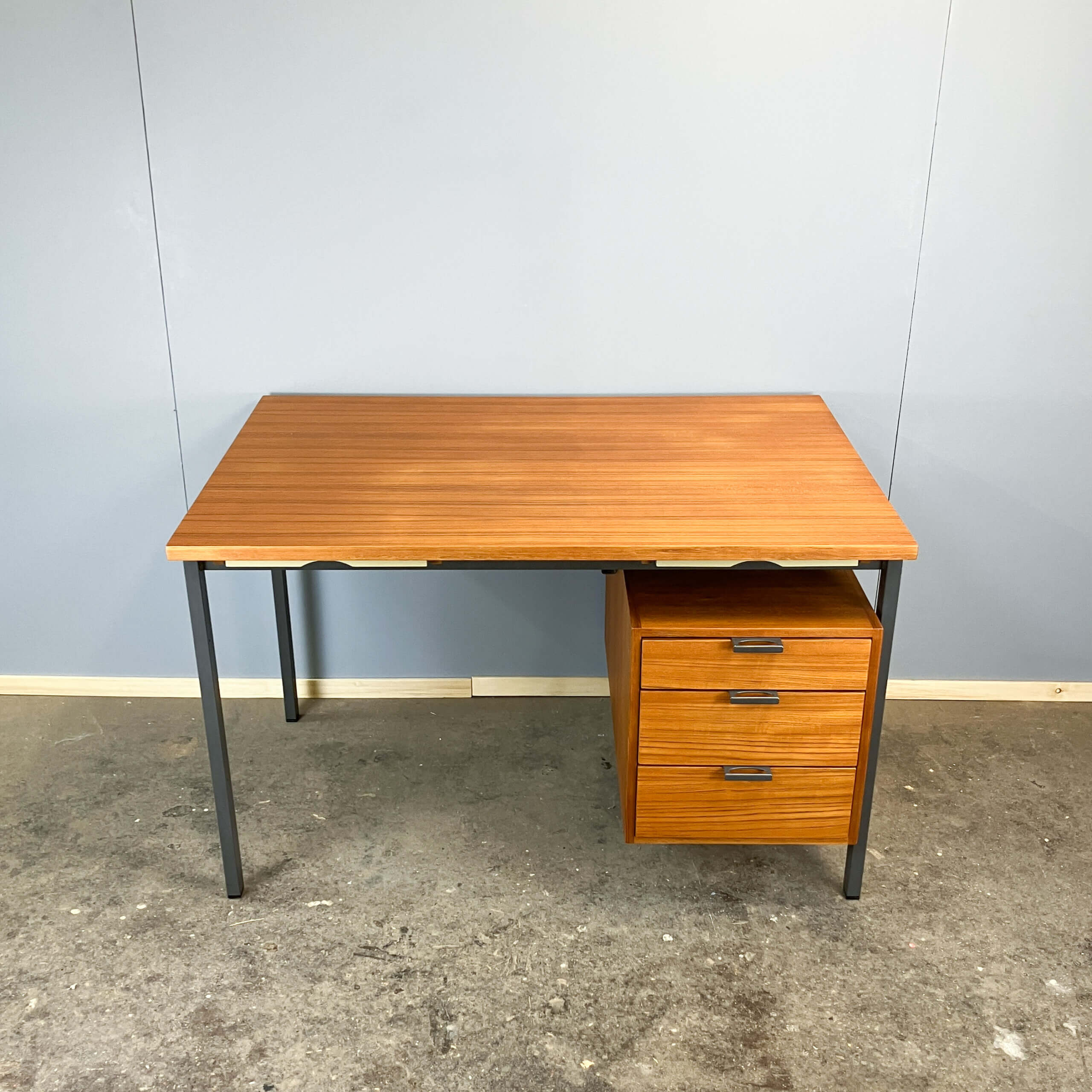 Bureau par Herbert Hirche pour Holzäpfel, teck avec acier tubulaire, années 1960.