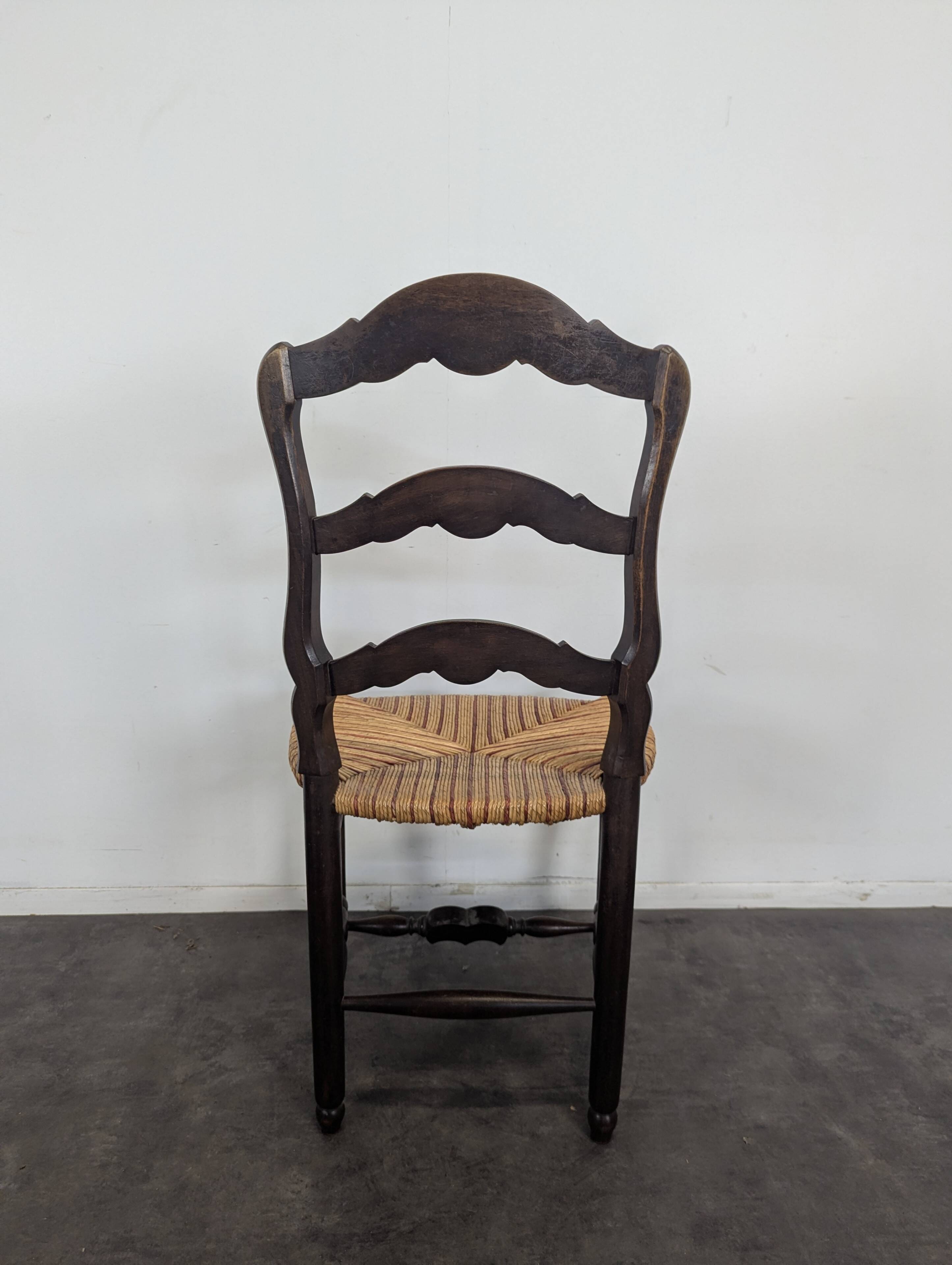 Série de 6 larges chaises de style Provençal en Noyer sculté