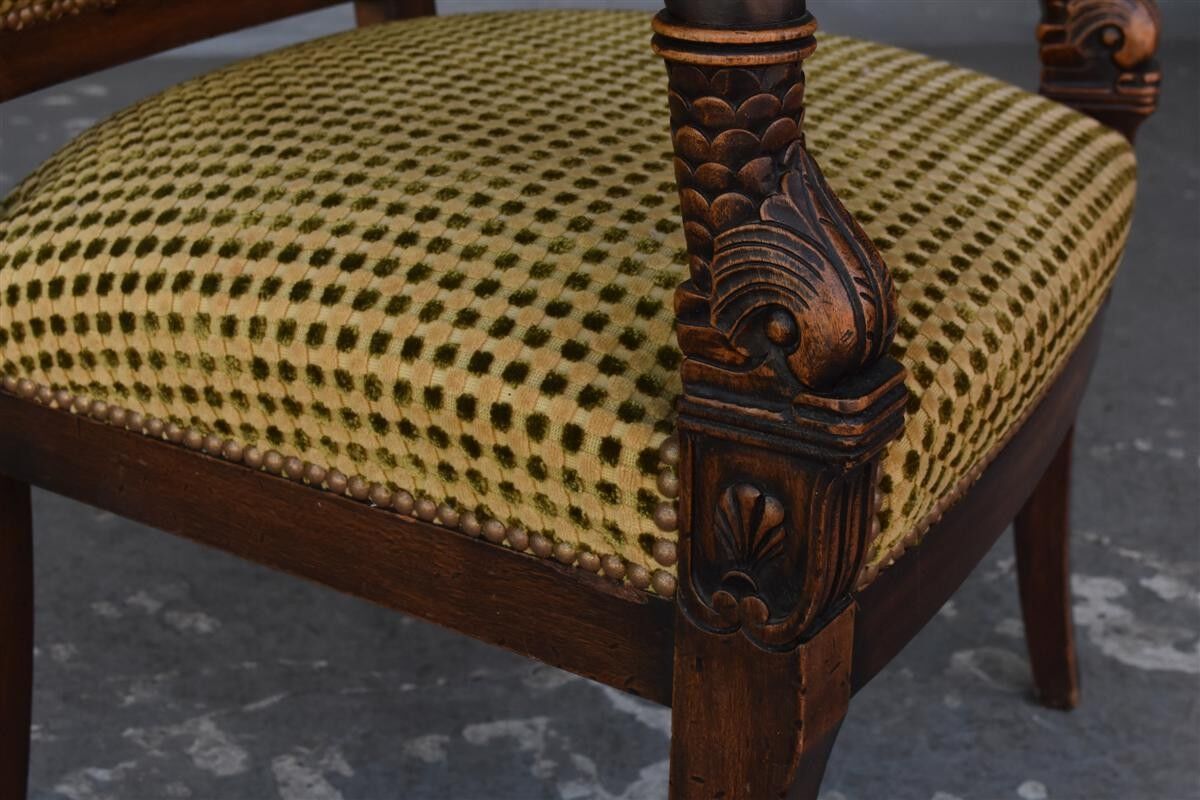 Paire de fauteuils en noyer de style restauration