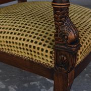 Paire de fauteuils en noyer de style restauration