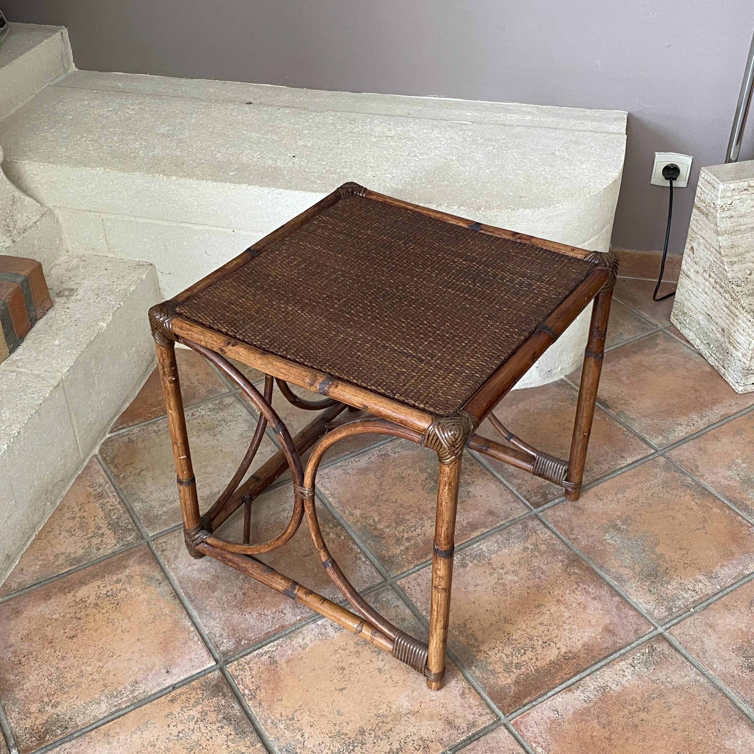 Lot de 3 tables gigognes en Rotin. 1960.