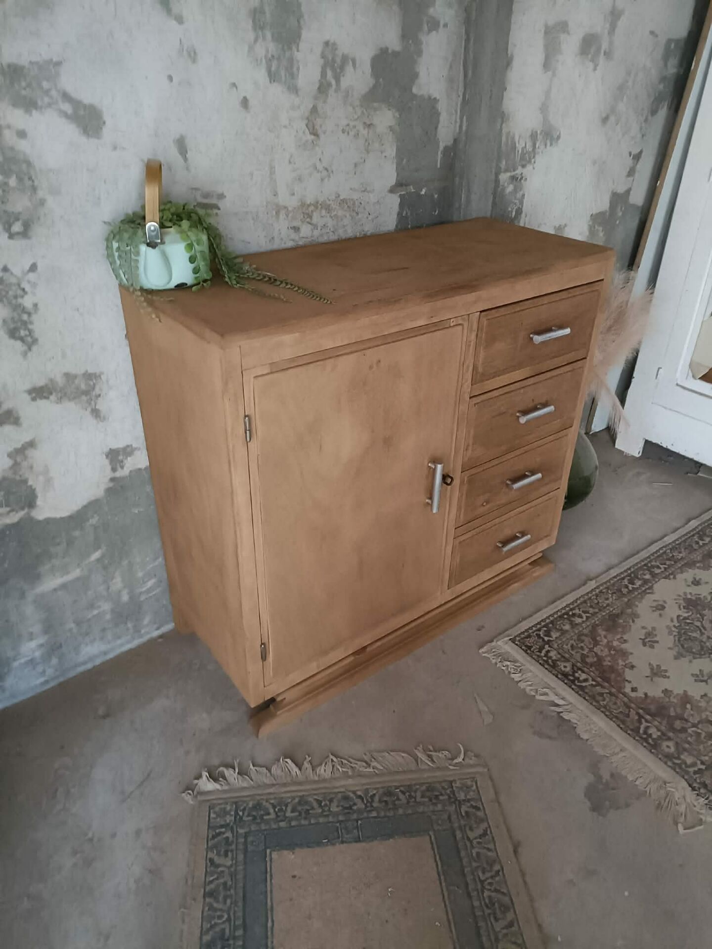 Chest of drawers