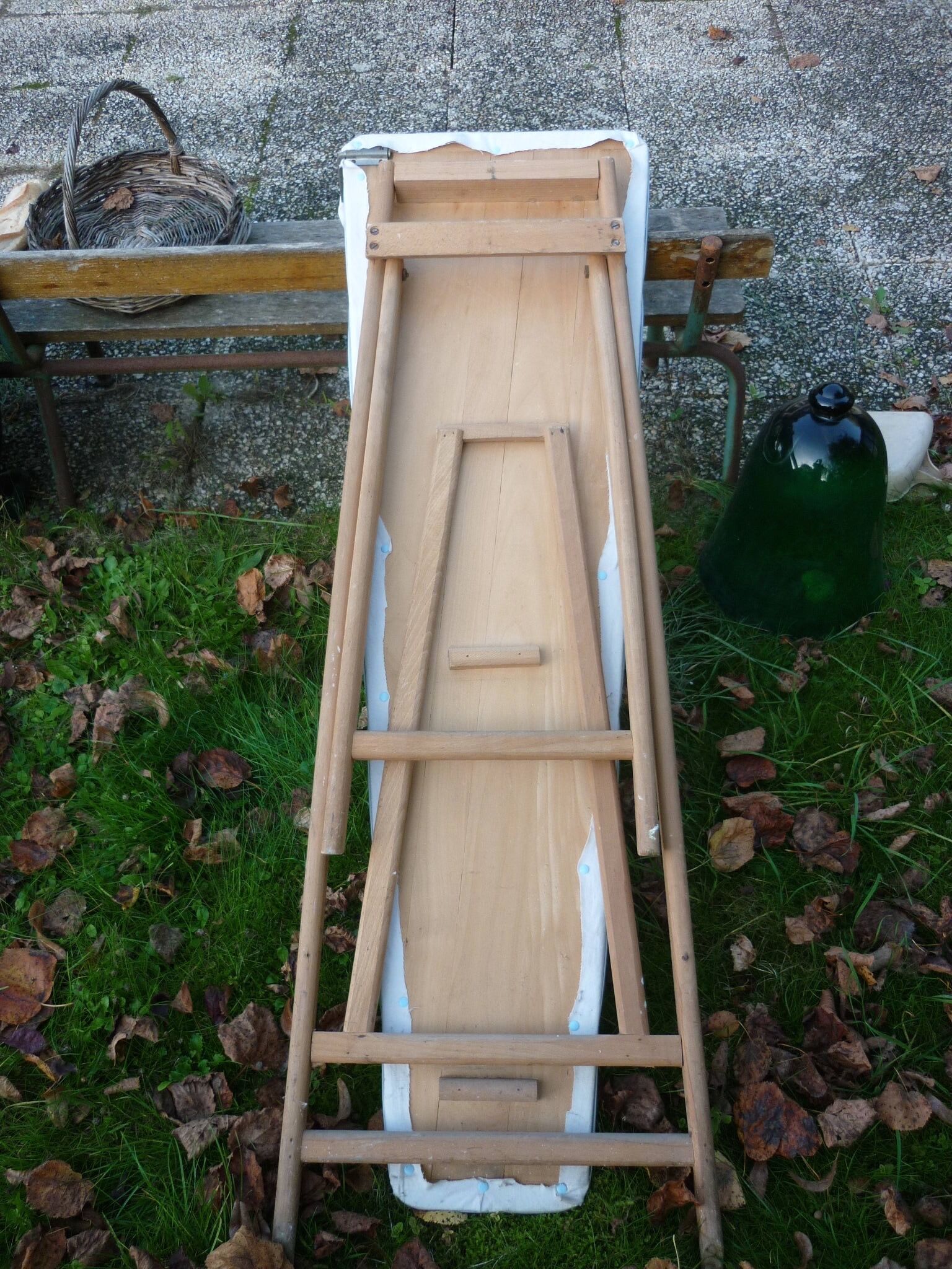 Console pliante en bois, table à repasser avec sa jeannette