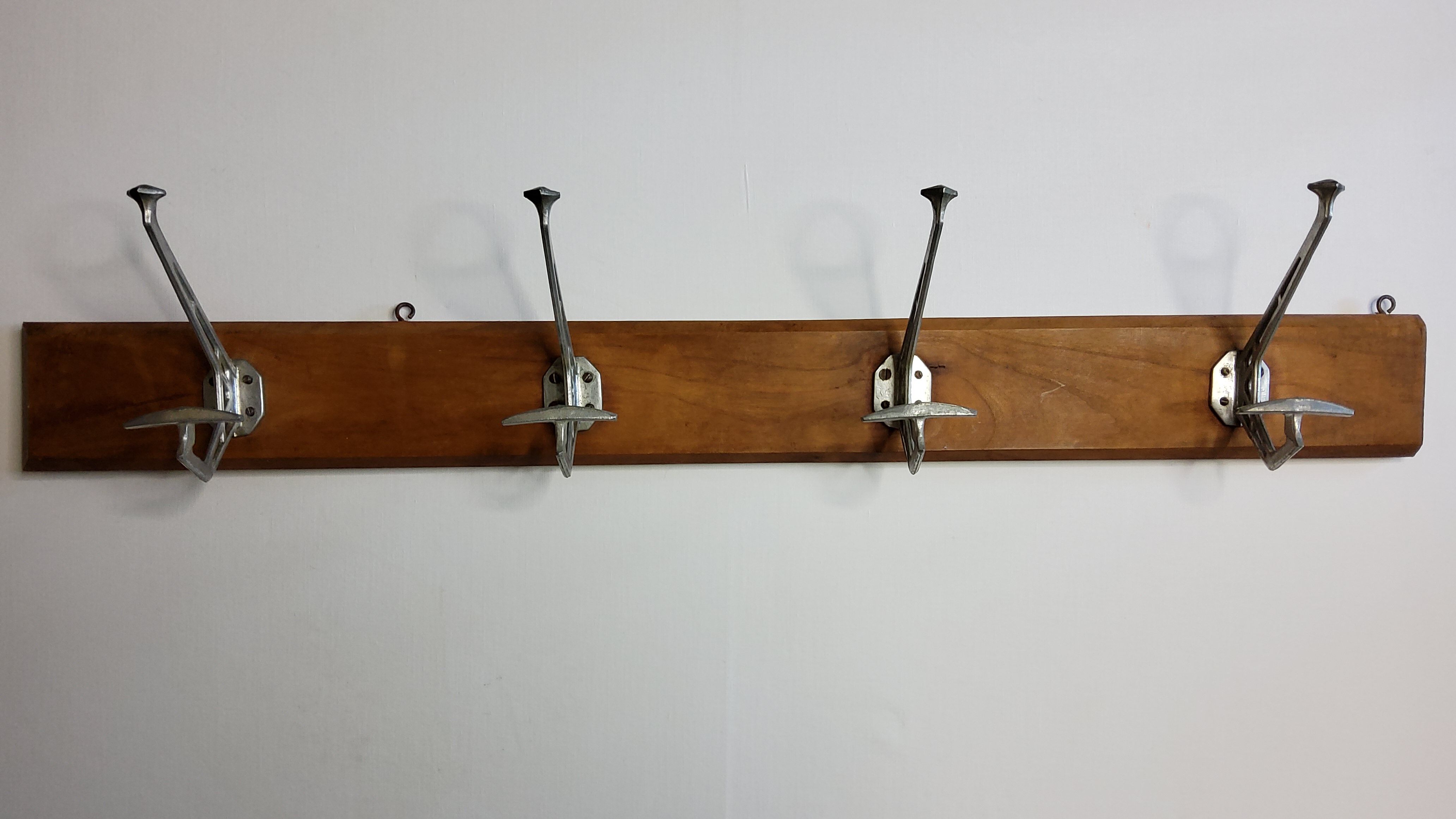 Portemanteau mural art déco en fonte d'aluminium et bois, 4 patères, 96 cm