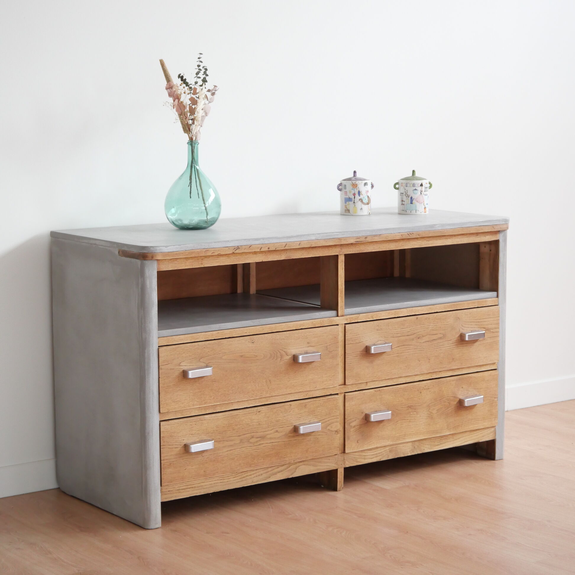 Craft furniture in wood and waxed concrete