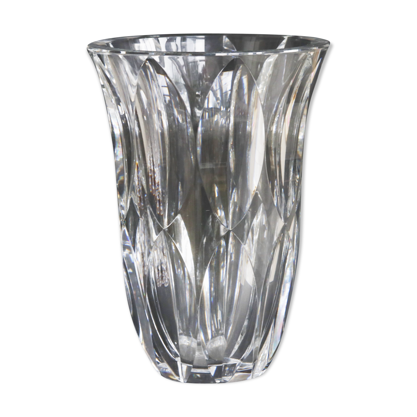 Large crystal vase carved with shuttle decoration. St. Louis. Art Deco.