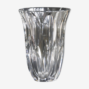 Large crystal vase carved with shuttle decoration. St. Louis. Art Deco.