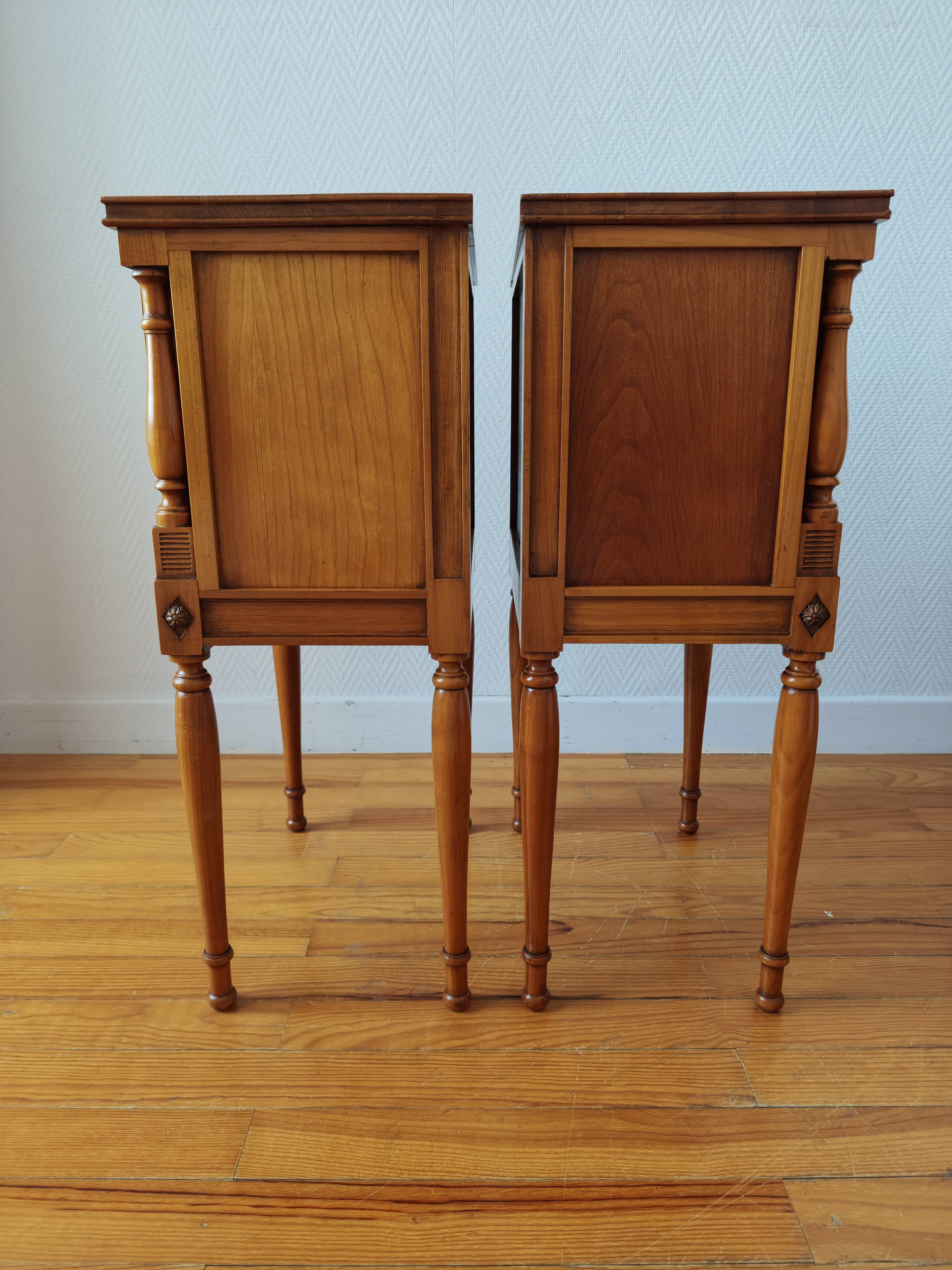 Paire de tables chevet françaises de style Louis XVI