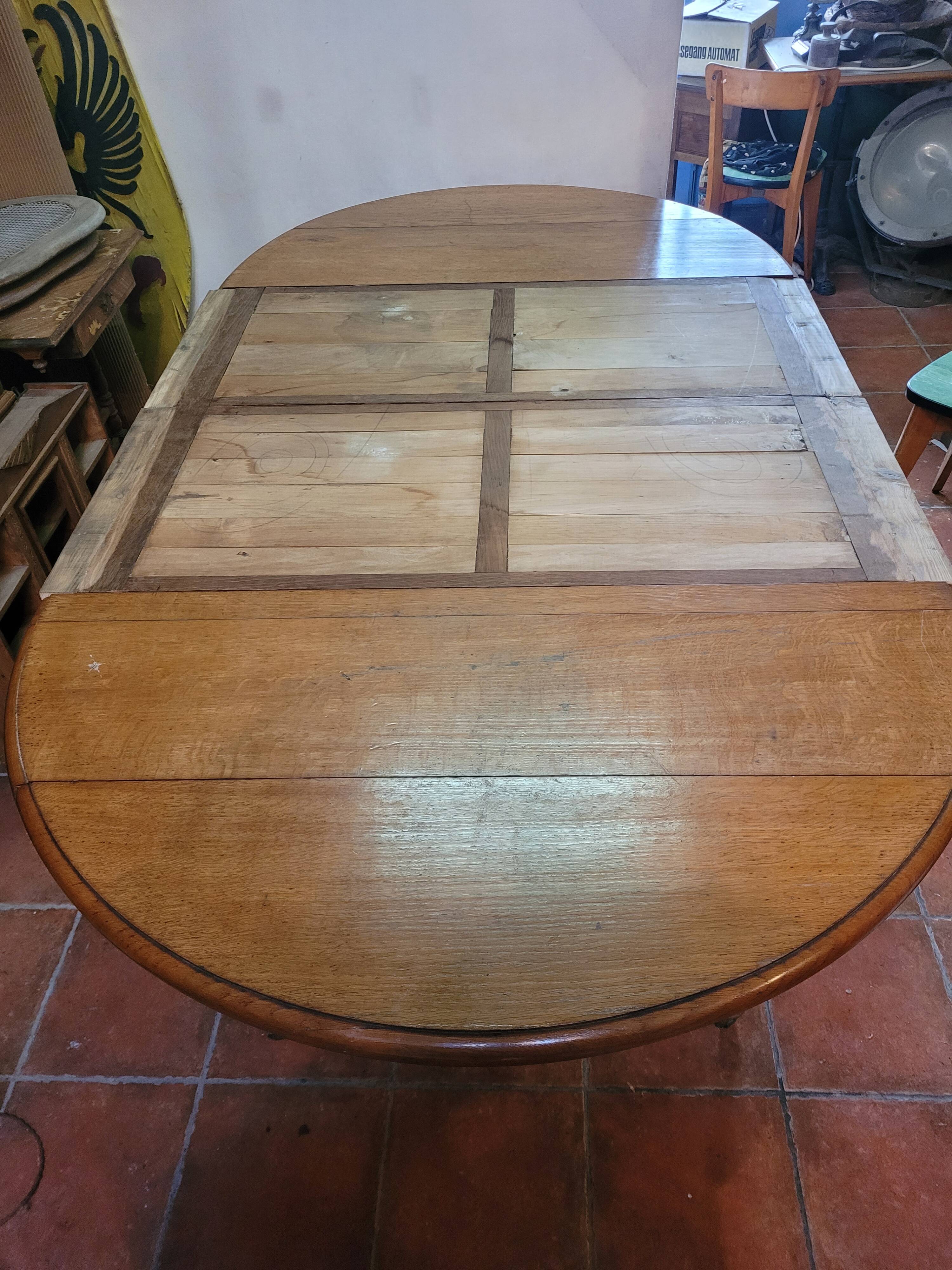 Round table 6 feet in oak with extension