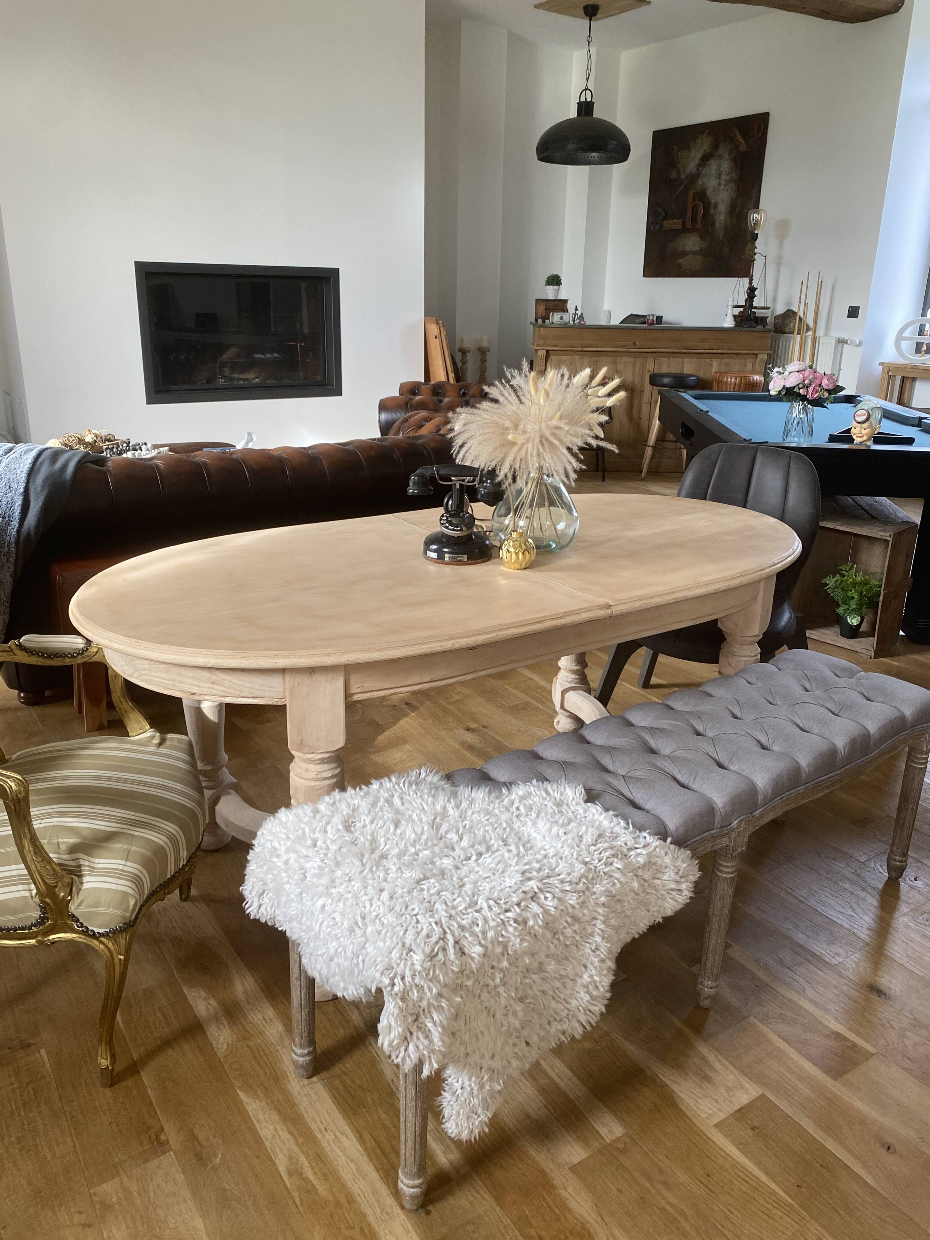 Oval table with integrated extension