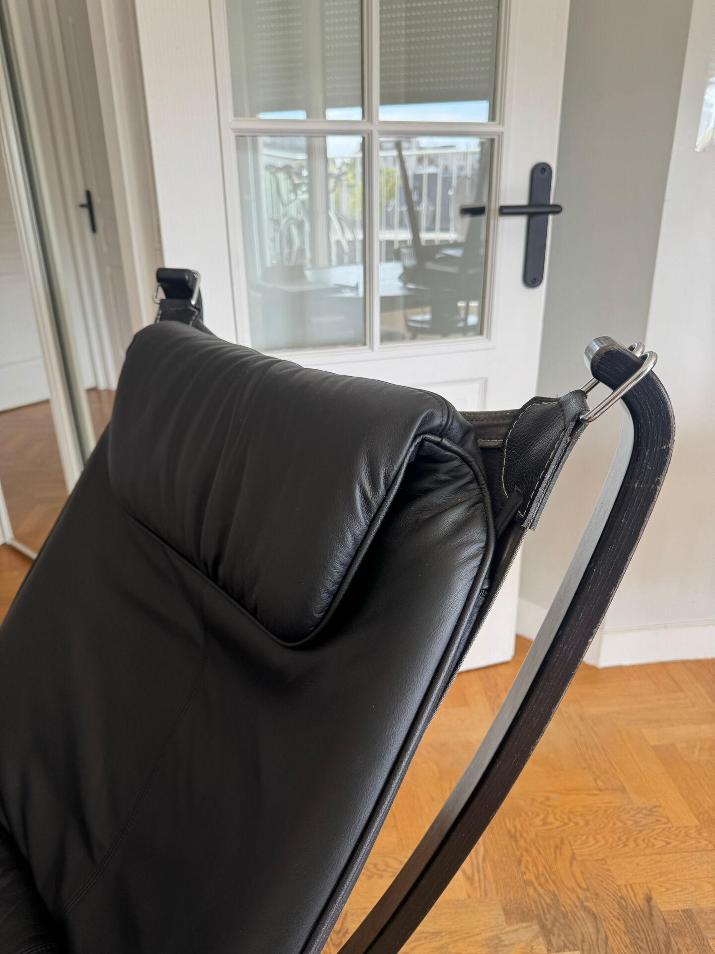 Fauteuil lounge falcon par Sigurd Russell cuir noir