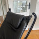 Fauteuil lounge falcon par Sigurd Russell cuir noir