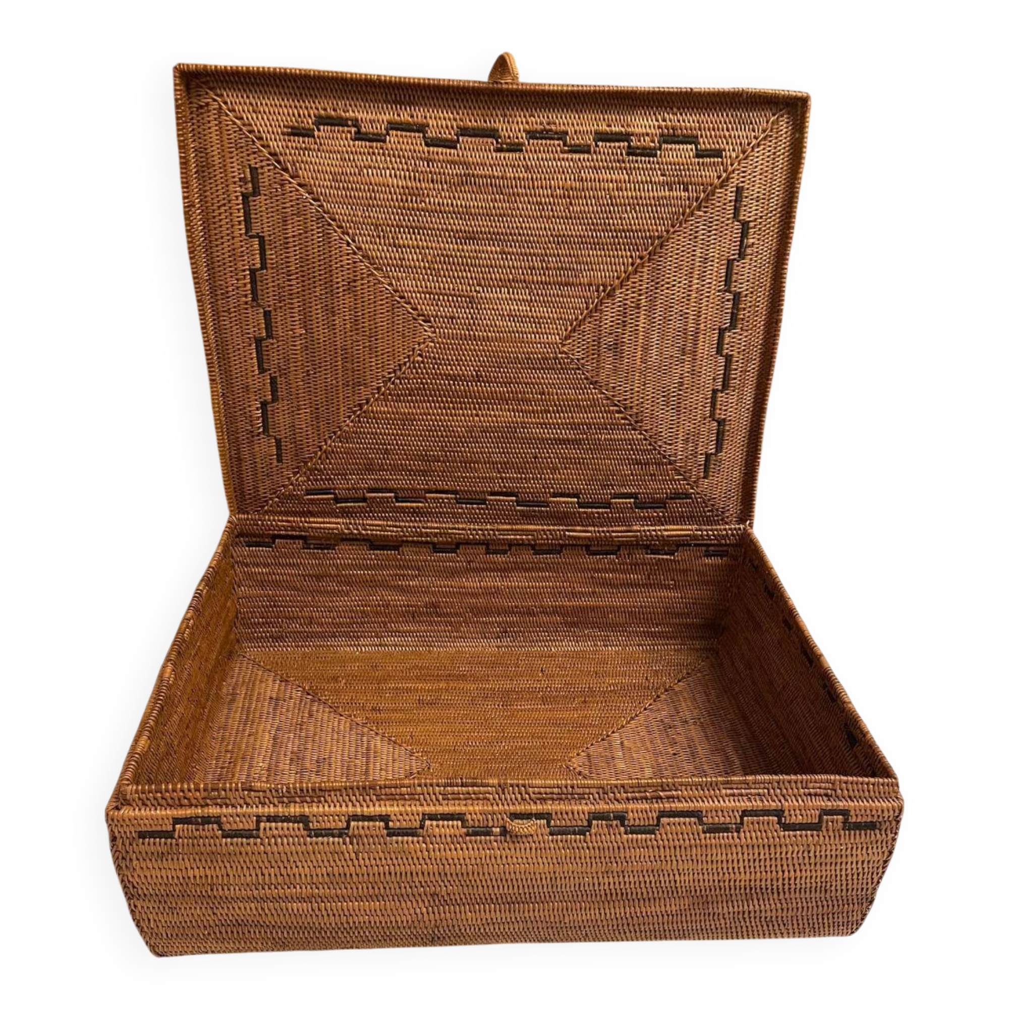 Vintage rattan trunk with lid