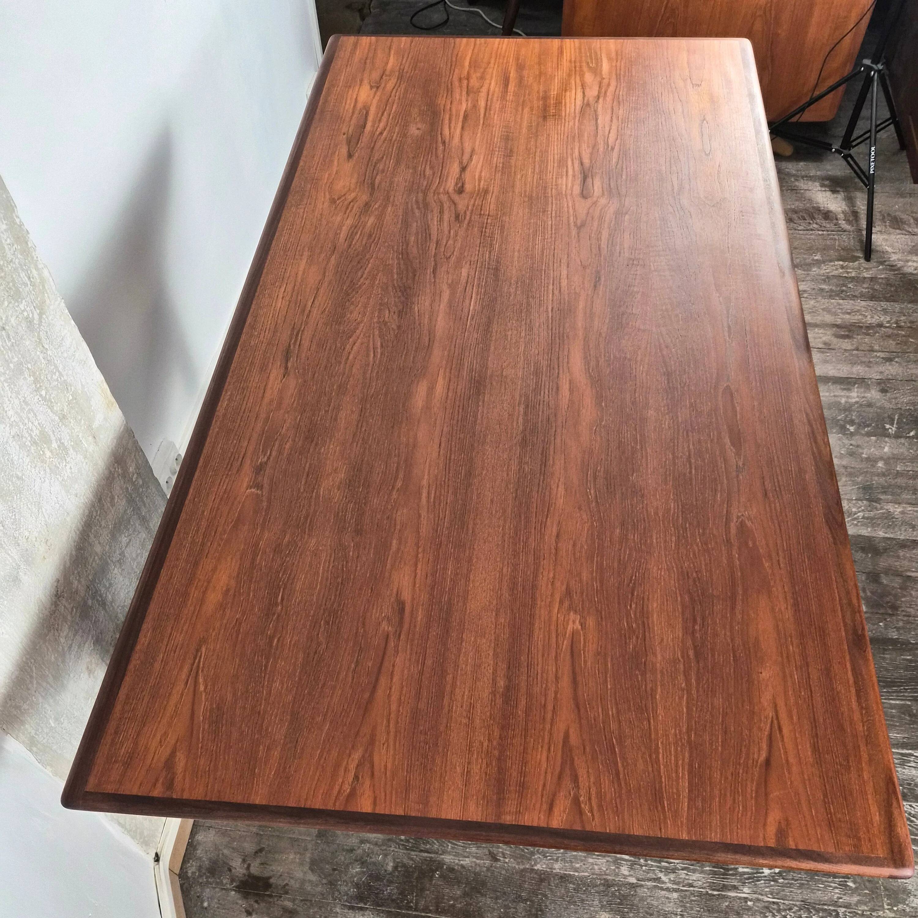 Table à manger en teck avec extension par Johannes Andersen, pour Uldum Møbelfabrik, Danemark, 1960.