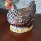 Poule terrine en barbotine signée M. Caugant