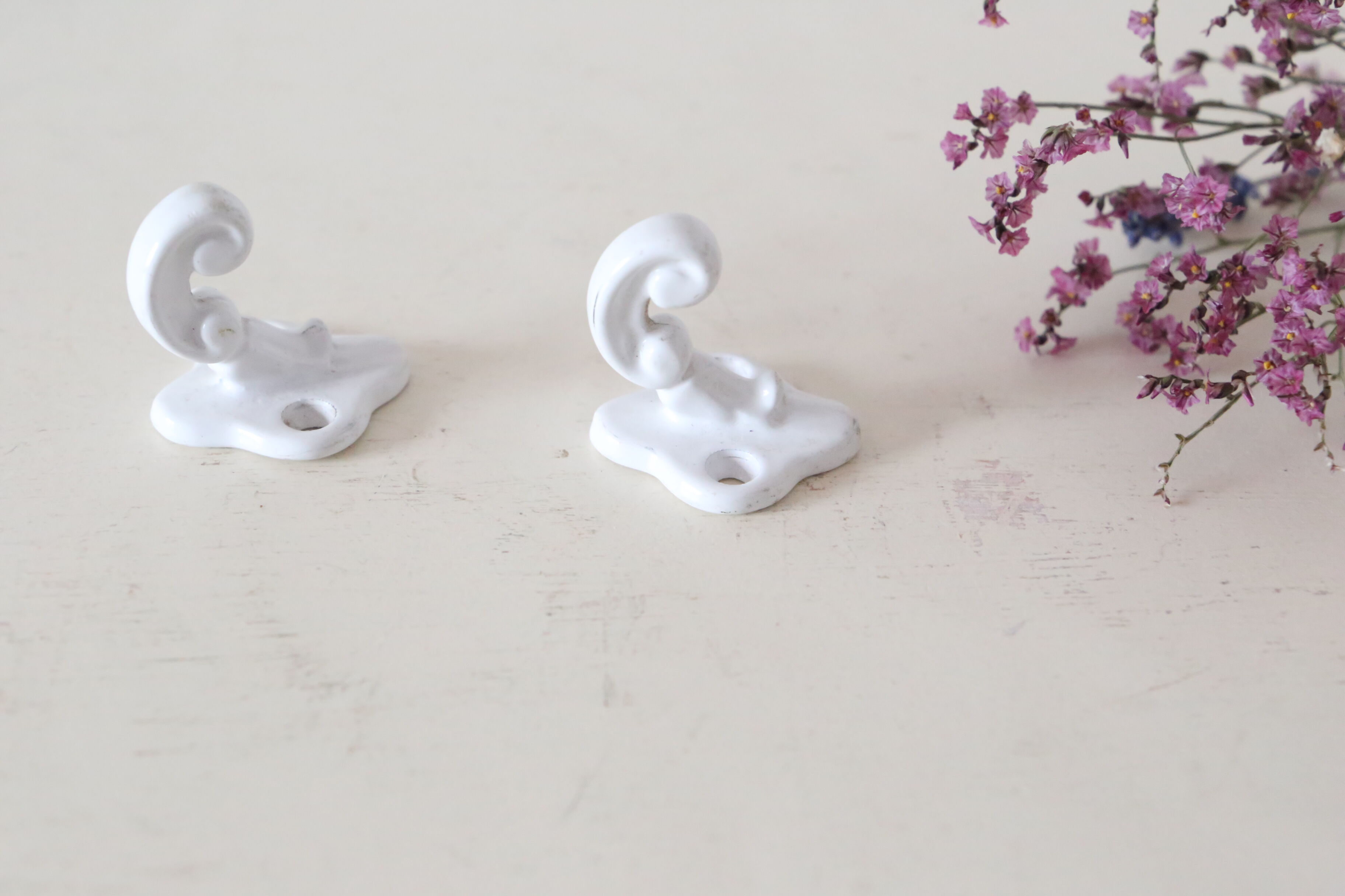 Duo of patères / white cast iron hooks, vintage, brass