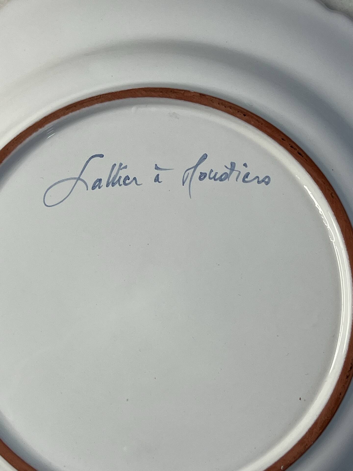 Assiette en faïence de Moustiers décor oiseau et fleurs 25cm