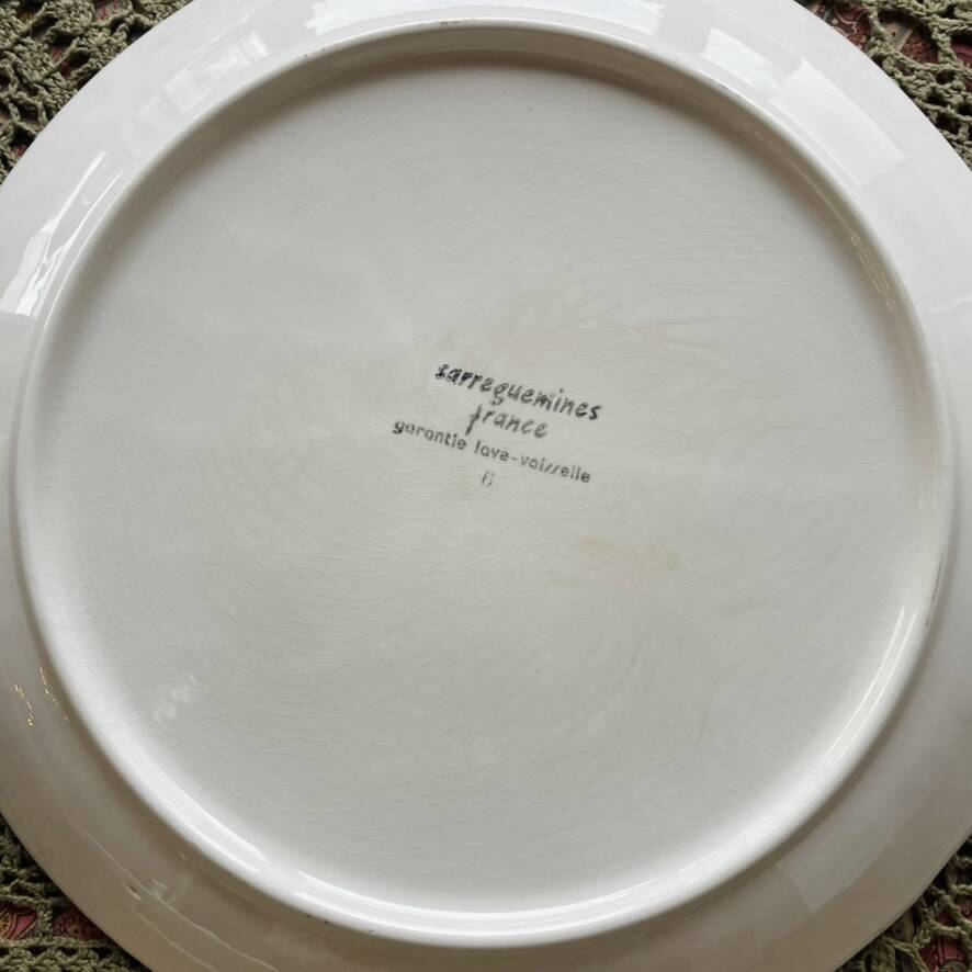 Set of 6 beige earthenware dinner plates, circa 1970, Sarreguemines, France.
