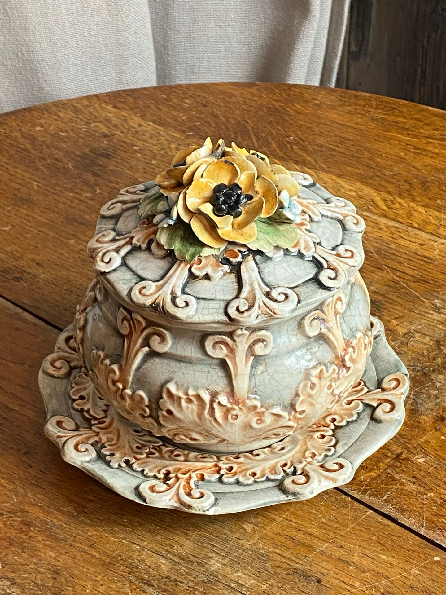 Bonbonnière in slipware